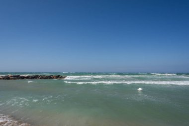 Ostuni, Brindisi, Puglia. Temiz ve berrak suların ve Adriyatik 'in harika kıyılarının muhteşem manzarası..