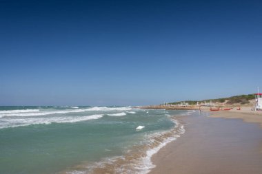 Ostuni, Brindisi, Puglia. Temiz ve berrak suların ve Adriyatik 'in harika kıyılarının muhteşem manzarası..