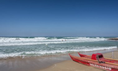 Ostuni, Brindisi, Puglia. Temiz ve berrak suların ve Adriyatik 'in harika kıyılarının muhteşem manzarası..