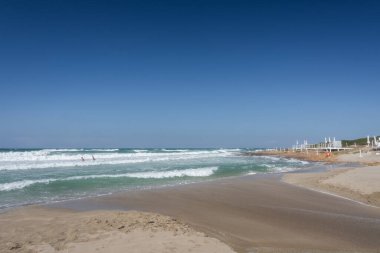 Ostuni, Brindisi, Puglia. Temiz ve berrak suların ve Adriyatik 'in harika kıyılarının muhteşem manzarası..