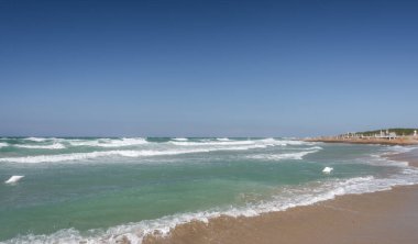 Ostuni, Brindisi, Puglia. Temiz ve berrak suların ve Adriyatik 'in harika kıyılarının muhteşem manzarası..