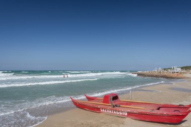 Ostuni, Brindisi, Puglia. Temiz ve berrak suların ve Adriyatik 'in harika kıyılarının muhteşem manzarası..