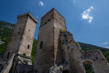 Pacentro, L 'Aquila, Abruzzo. Caldora Kalesi. Caldora Kalesi ya da Cantelmo Şatosu, Pacentro 'nun tarihi merkezinde, L' Aquila ili 'nde bulunan antik bir Abruzzo kalesidir..