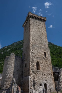 Pacentro, L 'Aquila, Abruzzo. Caldora Kalesi. Caldora Kalesi ya da Cantelmo Şatosu, Pacentro 'nun tarihi merkezinde, L' Aquila ili 'nde bulunan antik bir Abruzzo kalesidir..