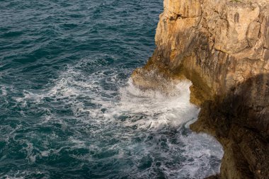 Kısrak başına polignano. Puglia, Almanya 'nın Bari eyaletinde yer alan bir şehirdir. Şehrin en eski kısmı Adriyatik Denizi 'ne bakan kayalık bir çıkıntının üzerinde duruyor..