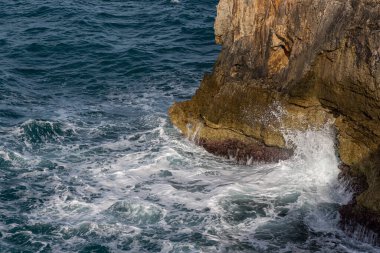 Kısrak başına polignano. Puglia, Almanya 'nın Bari eyaletinde yer alan bir şehirdir. Şehrin en eski kısmı Adriyatik Denizi 'ne bakan kayalık bir çıkıntının üzerinde duruyor..