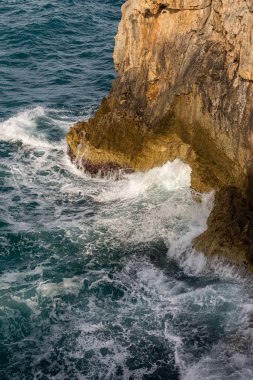Kısrak başına polignano. Puglia, Almanya 'nın Bari eyaletinde yer alan bir şehirdir. Şehrin en eski kısmı Adriyatik Denizi 'ne bakan kayalık bir çıkıntının üzerinde duruyor..