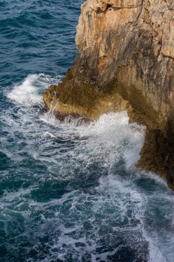 Kısrak başına polignano. Puglia, Almanya 'nın Bari eyaletinde yer alan bir şehirdir. Şehrin en eski kısmı Adriyatik Denizi 'ne bakan kayalık bir çıkıntının üzerinde duruyor..