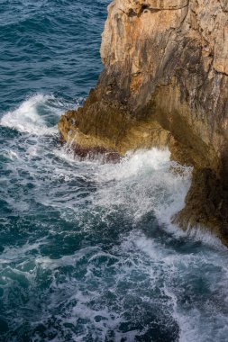 Kısrak başına polignano. Puglia, Almanya 'nın Bari eyaletinde yer alan bir şehirdir. Şehrin en eski kısmı Adriyatik Denizi 'ne bakan kayalık bir çıkıntının üzerinde duruyor..