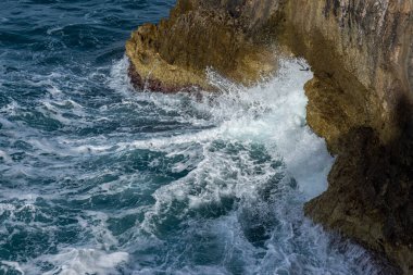 Kısrak başına polignano. Puglia, Almanya 'nın Bari eyaletinde yer alan bir şehirdir. Şehrin en eski kısmı Adriyatik Denizi 'ne bakan kayalık bir çıkıntının üzerinde duruyor..