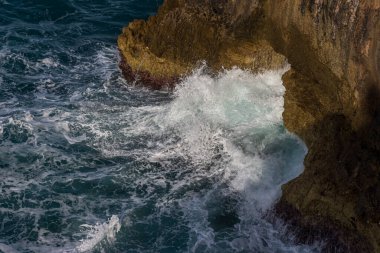 Kısrak başına polignano. Puglia, Almanya 'nın Bari eyaletinde yer alan bir şehirdir. Şehrin en eski kısmı Adriyatik Denizi 'ne bakan kayalık bir çıkıntının üzerinde duruyor..