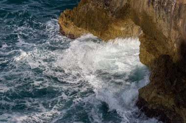Kısrak başına polignano. Puglia, Almanya 'nın Bari eyaletinde yer alan bir şehirdir. Şehrin en eski kısmı Adriyatik Denizi 'ne bakan kayalık bir çıkıntının üzerinde duruyor..