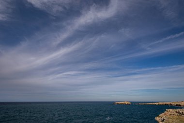 Kısrak başına polignano. Puglia, Almanya 'nın Bari eyaletinde yer alan bir şehirdir. Şehrin en eski kısmı Adriyatik Denizi 'ne bakan kayalık bir çıkıntının üzerinde duruyor..