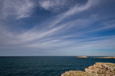 Kısrak başına polignano. Puglia, Almanya 'nın Bari eyaletinde yer alan bir şehirdir. Şehrin en eski kısmı Adriyatik Denizi 'ne bakan kayalık bir çıkıntının üzerinde duruyor..
