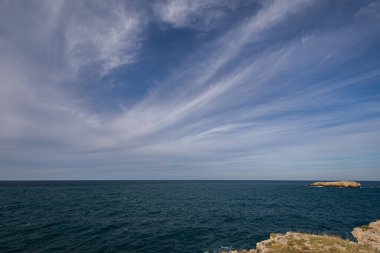 Kısrak başına polignano. Puglia, Almanya 'nın Bari eyaletinde yer alan bir şehirdir. Şehrin en eski kısmı Adriyatik Denizi 'ne bakan kayalık bir çıkıntının üzerinde duruyor..