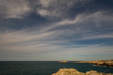 Kısrak başına polignano. Puglia, Almanya 'nın Bari eyaletinde yer alan bir şehirdir. Şehrin en eski kısmı Adriyatik Denizi 'ne bakan kayalık bir çıkıntının üzerinde duruyor..