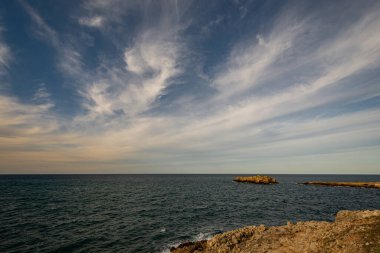 Kısrak başına polignano. Puglia, Almanya 'nın Bari eyaletinde yer alan bir şehirdir. Şehrin en eski kısmı Adriyatik Denizi 'ne bakan kayalık bir çıkıntının üzerinde duruyor..