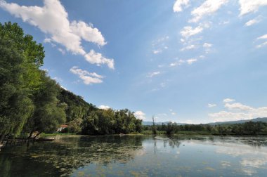 Posta Fibreno, Frosinone, Lazio, İtalya. Göl. Lazio 'da, Liri' nin orta vadisinde, eş anlamlı rezervin merkezinde bulunur..  