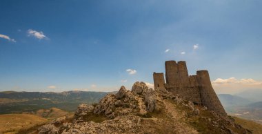 Abruzzo, Rocca Calascio. Rocca, Calascio belediyesinin L 'Aquila ilindeki Abruzzo şehrinde deniz seviyesinden 1450 metre yükseklikte, kasabanın hemen üstünde yer almaktadır..