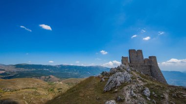 Abruzzo, Rocca Calascio. Rocca, Calascio belediyesinin L 'Aquila ilindeki Abruzzo şehrinde deniz seviyesinden 1450 metre yükseklikte, kasabanın hemen üstünde yer almaktadır..