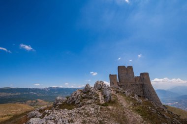 Abruzzo, Rocca Calascio. Rocca, Calascio belediyesinin L 'Aquila ilindeki Abruzzo şehrinde deniz seviyesinden 1450 metre yükseklikte, kasabanın hemen üstünde yer almaktadır..