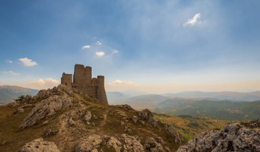 Abruzzo, Rocca Calascio. Rocca, Calascio belediyesinin L 'Aquila ilindeki Abruzzo şehrinde deniz seviyesinden 1450 metre yükseklikte, kasabanın hemen üstünde yer almaktadır..