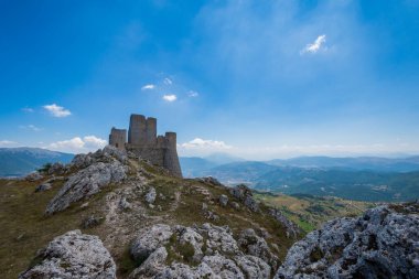 Abruzzo, Rocca Calascio. Rocca, Calascio belediyesinin L 'Aquila ilindeki Abruzzo şehrinde deniz seviyesinden 1450 metre yükseklikte, kasabanın hemen üstünde yer almaktadır..