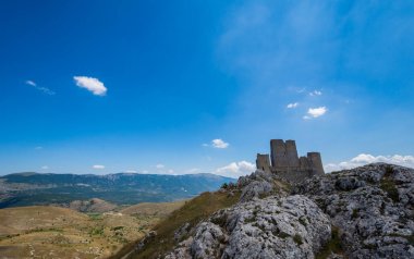 Abruzzo, Rocca Calascio. Rocca, Calascio belediyesinin L 'Aquila ilindeki Abruzzo şehrinde deniz seviyesinden 1450 metre yükseklikte, kasabanın hemen üstünde yer almaktadır..