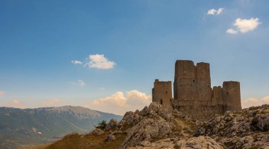 Abruzzo, Rocca Calascio. Rocca, Calascio belediyesinin L 'Aquila ilindeki Abruzzo şehrinde deniz seviyesinden 1450 metre yükseklikte, kasabanın hemen üstünde yer almaktadır..