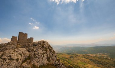 Abruzzo, Rocca Calascio. Rocca, Calascio belediyesinin L 'Aquila ilindeki Abruzzo şehrinde deniz seviyesinden 1450 metre yükseklikte, kasabanın hemen üstünde yer almaktadır..