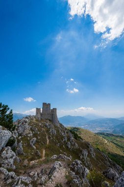 Abruzzo, Rocca Calascio. Rocca, Calascio belediyesinin L 'Aquila ilindeki Abruzzo şehrinde deniz seviyesinden 1450 metre yükseklikte, kasabanın hemen üstünde yer almaktadır..