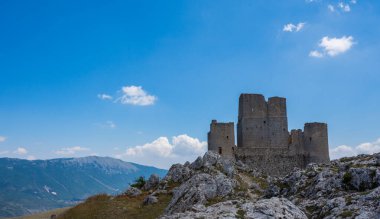 Abruzzo, Rocca Calascio. Rocca, Calascio belediyesinin L 'Aquila ilindeki Abruzzo şehrinde deniz seviyesinden 1450 metre yükseklikte, kasabanın hemen üstünde yer almaktadır..