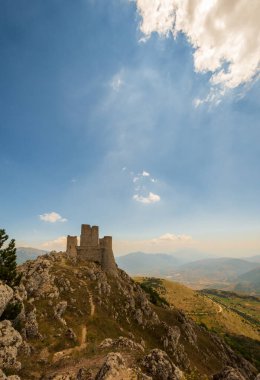 Abruzzo, Rocca Calascio. Rocca, Calascio belediyesinin L 'Aquila ilindeki Abruzzo şehrinde deniz seviyesinden 1450 metre yükseklikte, kasabanın hemen üstünde yer almaktadır..