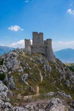 Abruzzo, Rocca Calascio. Rocca, Calascio belediyesinin L 'Aquila ilindeki Abruzzo şehrinde deniz seviyesinden 1450 metre yükseklikte, kasabanın hemen üstünde yer almaktadır..