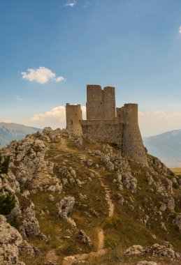 Abruzzo, Rocca Calascio. Rocca, Calascio belediyesinin L 'Aquila ilindeki Abruzzo şehrinde deniz seviyesinden 1450 metre yükseklikte, kasabanın hemen üstünde yer almaktadır..