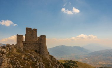 Abruzzo, Rocca Calascio. Rocca, Calascio belediyesinin L 'Aquila ilindeki Abruzzo şehrinde deniz seviyesinden 1450 metre yükseklikte, kasabanın hemen üstünde yer almaktadır..