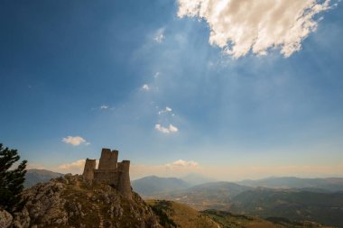 Abruzzo, Rocca Calascio. Rocca, Calascio belediyesinin L 'Aquila ilindeki Abruzzo şehrinde deniz seviyesinden 1450 metre yükseklikte, kasabanın hemen üstünde yer almaktadır..