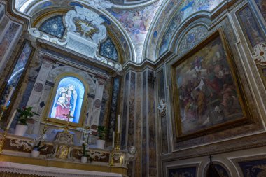 Roccamonfina, Campania 'da. Madonna dei Lattani 'nin mabedi. Monte dei Lattani 'de, deniz seviyesinden 850 metre yüksekte, Roccamonfina' nın geniş volkanik alanındaki birçok kraterden biridir..