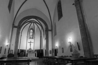 Roccamonfina, Campania 'da. Madonna dei Lattani 'nin mabedi. Monte dei Lattani 'de, deniz seviyesinden 850 metre yüksekte, Roccamonfina' nın geniş volkanik alanındaki birçok kraterden biridir..