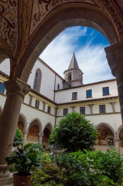 Roccamonfina, Campania 'da. Madonna dei Lattani 'nin mabedi. Monte dei Lattani 'de, deniz seviyesinden 850 metre yüksekte, Roccamonfina' nın geniş volkanik alanındaki birçok kraterden biridir..