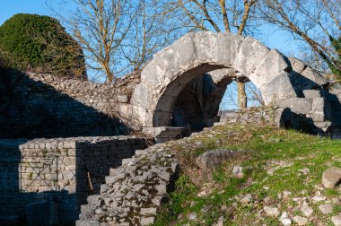 Sepino. Saepinum, Campobasso ilinin Molise bölgesinde yer alan ve Matese ovasının eteklerindeki ovada yer alan bir Roma arkeoloji alanıdır..