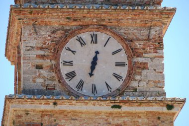 Trisulti, Lazio. Trisulti Charterhouse, Frosinone ilinin Collepardo ilçesine bağlı bir manastır. 1879 yılında ulusal bir anıt olarak kabul edilmiştir..