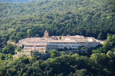 Trisulti, Lazio. Trisulti Charterhouse, Frosinone ilinin Collepardo ilçesine bağlı bir manastır. 1879 yılında ulusal bir anıt olarak kabul edilmiştir..