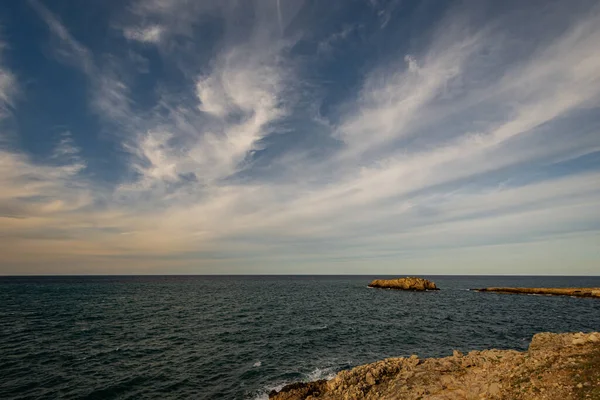 Kısrak başına polignano. Puglia, Almanya 'nın Bari eyaletinde yer alan bir şehirdir. Şehrin en eski kısmı Adriyatik Denizi 'ne bakan kayalık bir çıkıntının üzerinde duruyor..