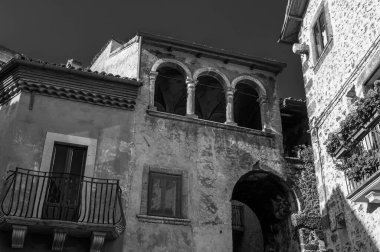 Scanno, Aquila, Abruzzo. Scanno, Abruzzo 'nun L' Aquila iline bağlı 1782 nüfuslu bir İtalyan şehridir. Marsican Dağları 'nın çevresindeki belediye binası..