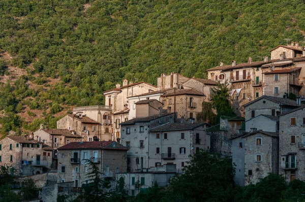 スキャン アクィラ アブルッツォ スカンノ Scanno アブルッツォ州ラクイラ州にある住民1人782人のイタリアの町である マーシック山脈に囲まれた地方自治体 — ストック写真