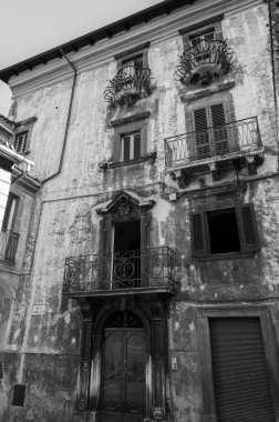 Scanno, Aquila, Abruzzo. Scanno, Abruzzo 'nun L' Aquila iline bağlı 1782 nüfuslu bir İtalyan şehridir. Marsican Dağları 'nın çevresindeki belediye binası..