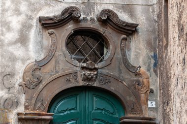 Scanno, Aquila, Abruzzo. Scanno, Abruzzo 'nun L' Aquila iline bağlı 1782 nüfuslu bir İtalyan şehridir. Marsican Dağları 'nın çevresindeki belediye binası..