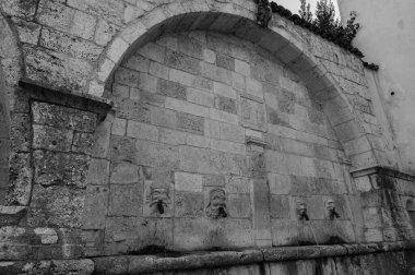 Scanno, Aquila, Abruzzo. Scanno, Abruzzo 'nun L' Aquila iline bağlı 1782 nüfuslu bir İtalyan şehridir. Marsican Dağları 'nın çevresindeki belediye binası..