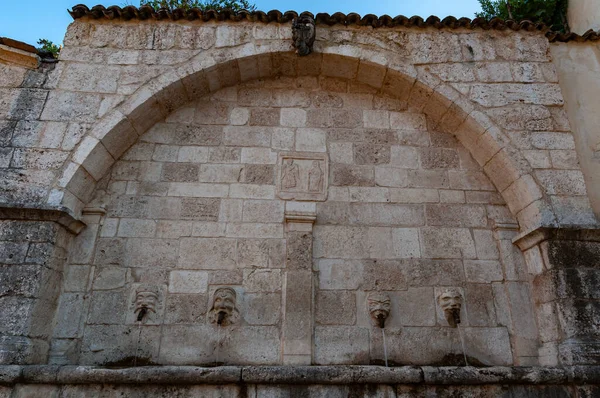 Scanno, Aquila, Abruzzo. Scanno, Abruzzo 'nun L' Aquila iline bağlı 1782 nüfuslu bir İtalyan şehridir. Marsican Dağları 'nın çevresindeki belediye binası..